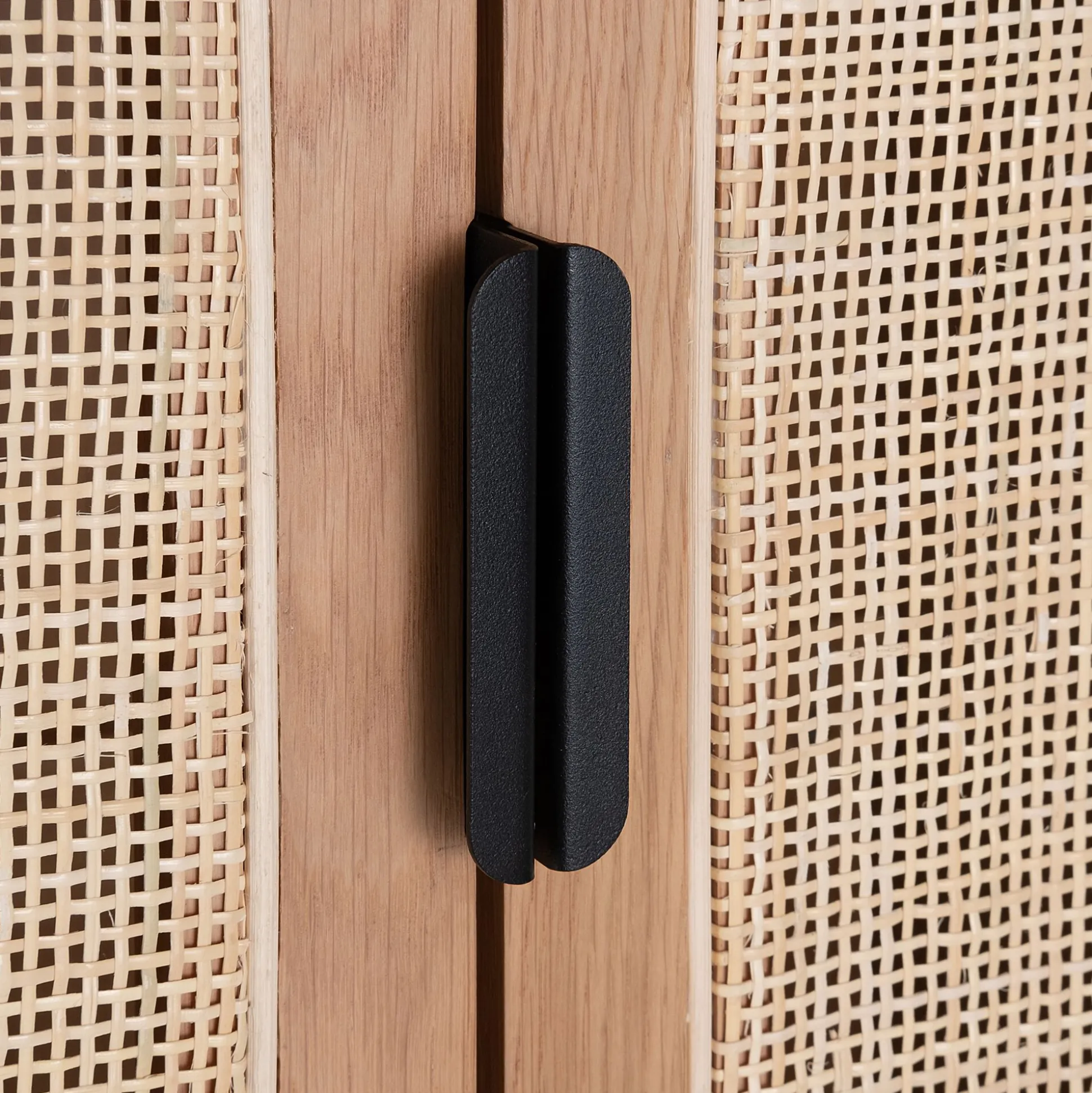 Armoire 2 portes battantes en bois et cannage H180cm - bois clair