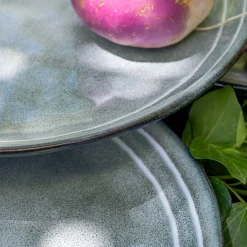 Assiette plate à rayures en grès D27,5cm - bleu calaluna