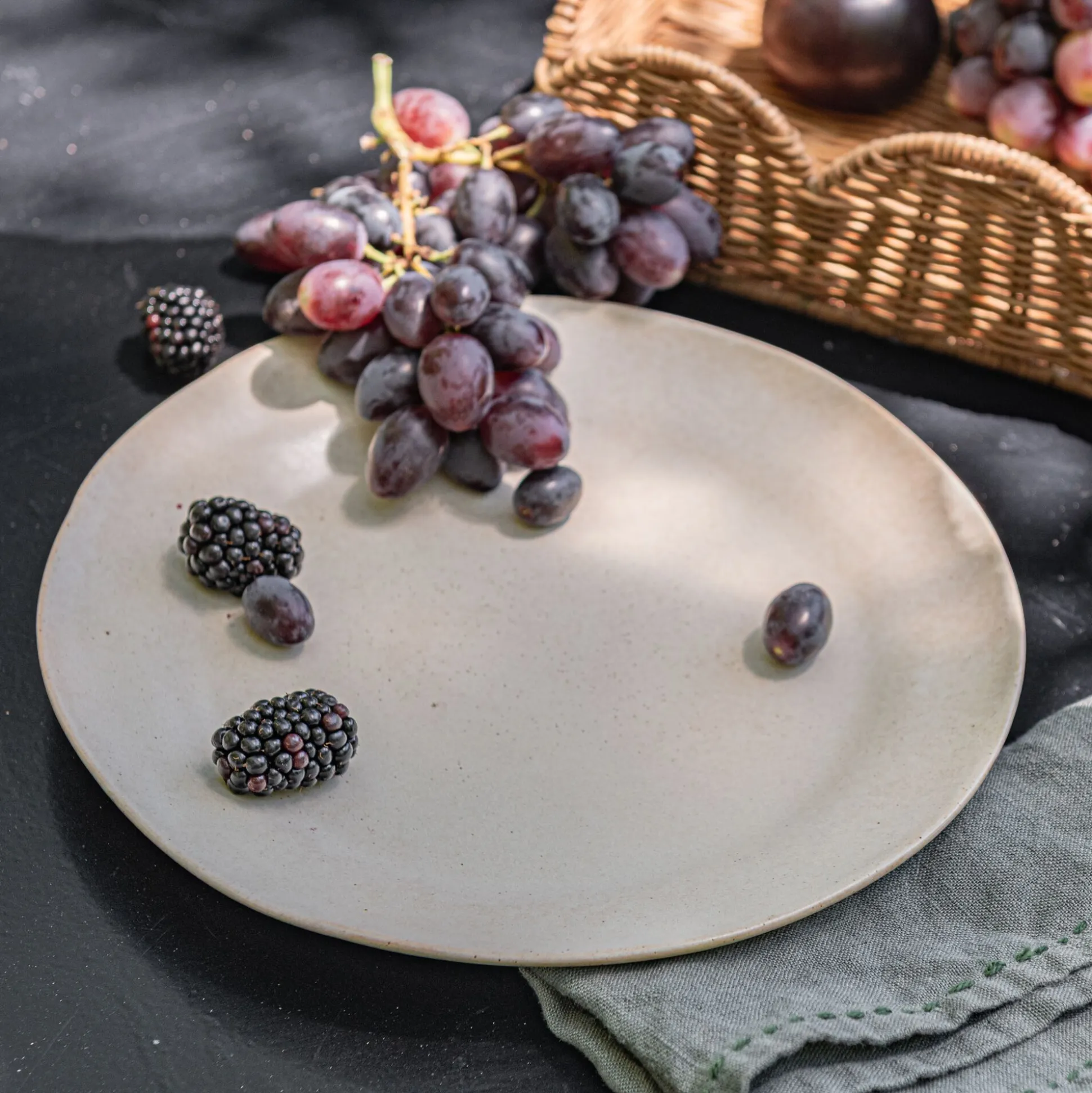 Assiette plate mouchetée en porcelaine D27cm - blanc dune