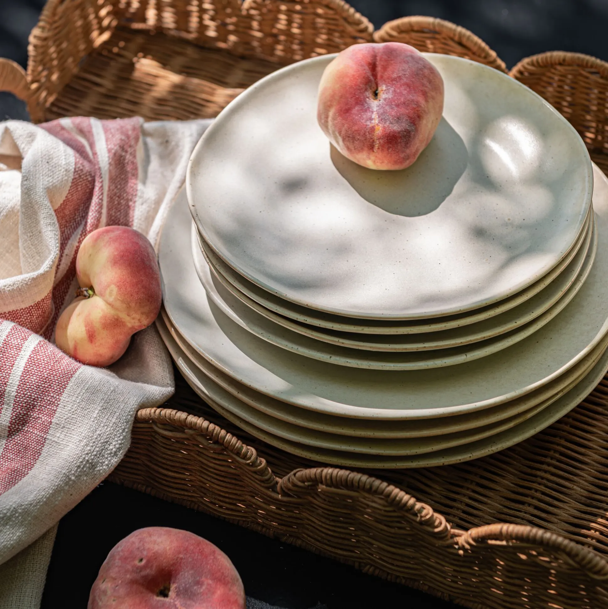 Assiette plate mouchetée en porcelaine D27cm - blanc dune