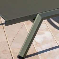 Bain de soleil en métal et toile - vert cèdre