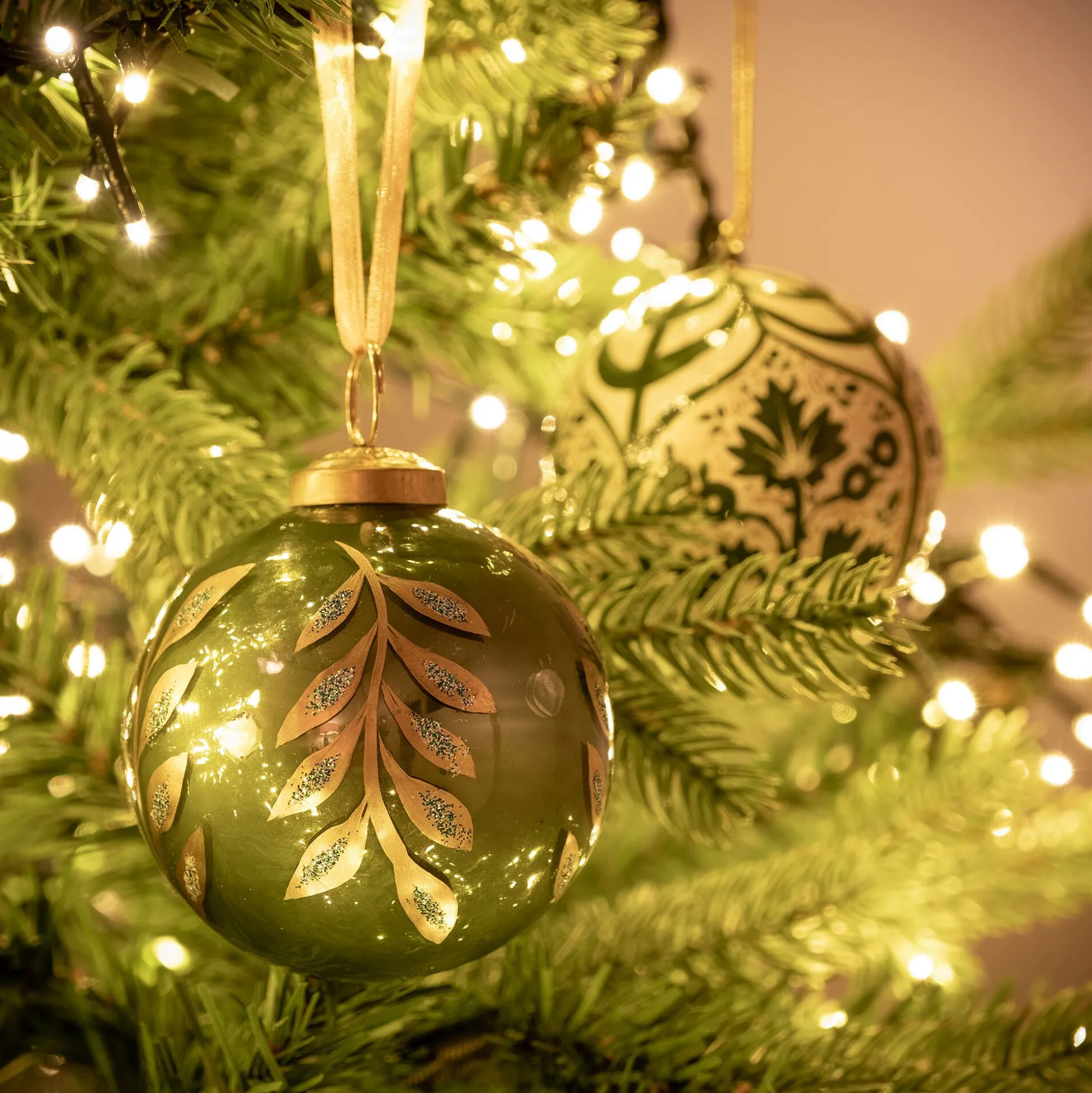 Boule de Noël en verre à motif végétal D7,5cm - vert
