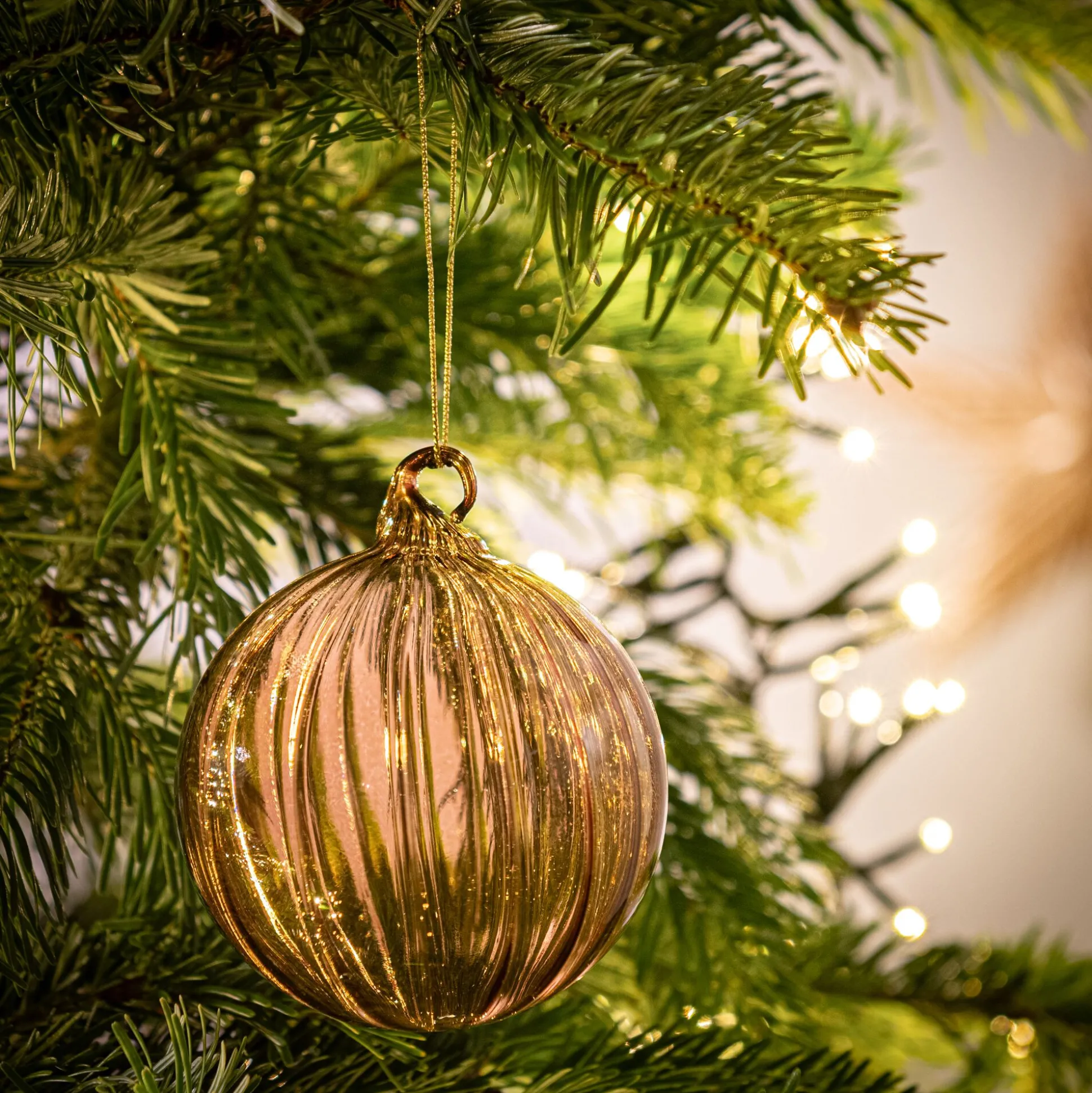 Boule de Noël twistée en verre D8cm - marron