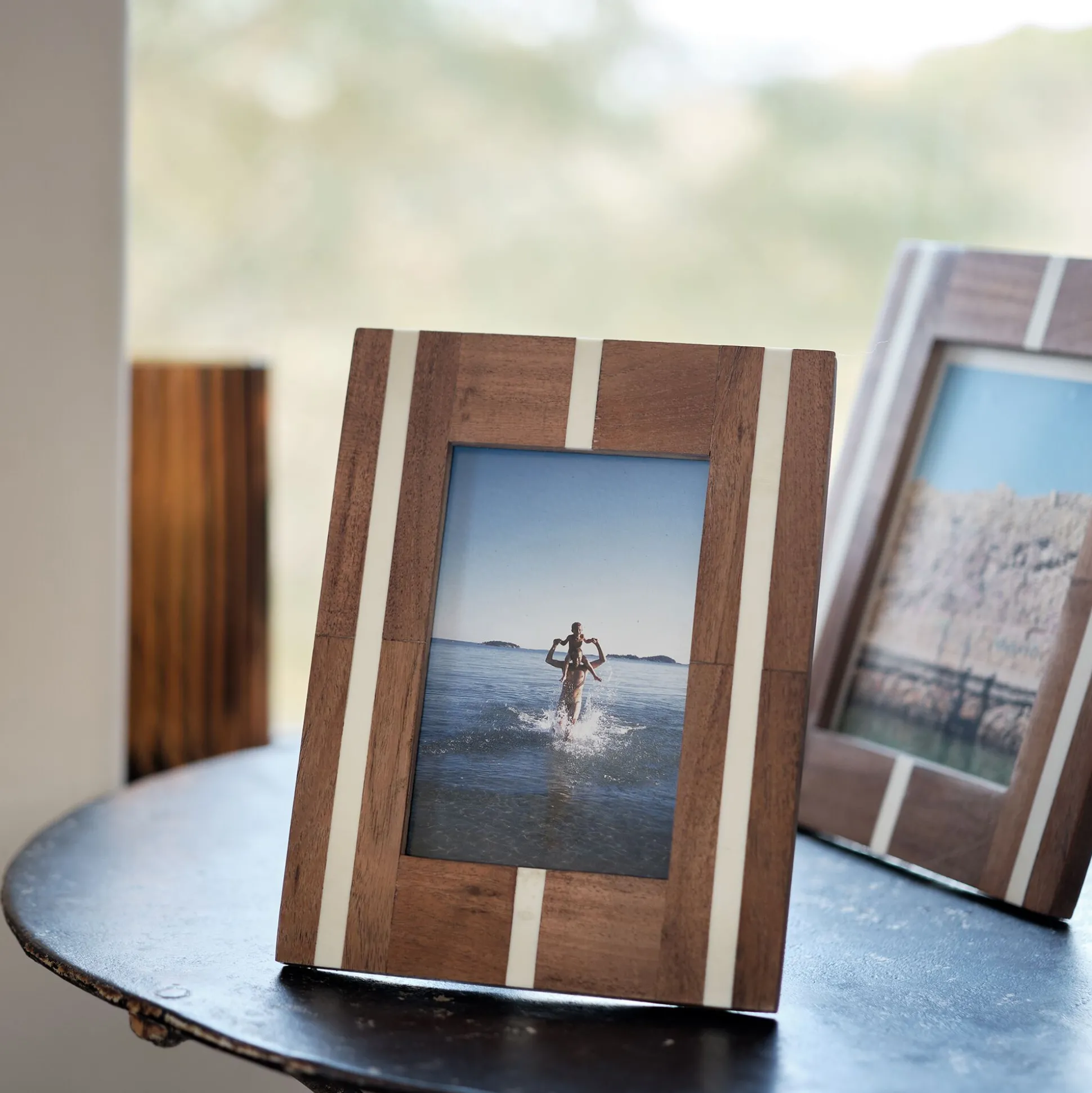 Cadre à poser rayé en bois 16x22cm - bois foncé