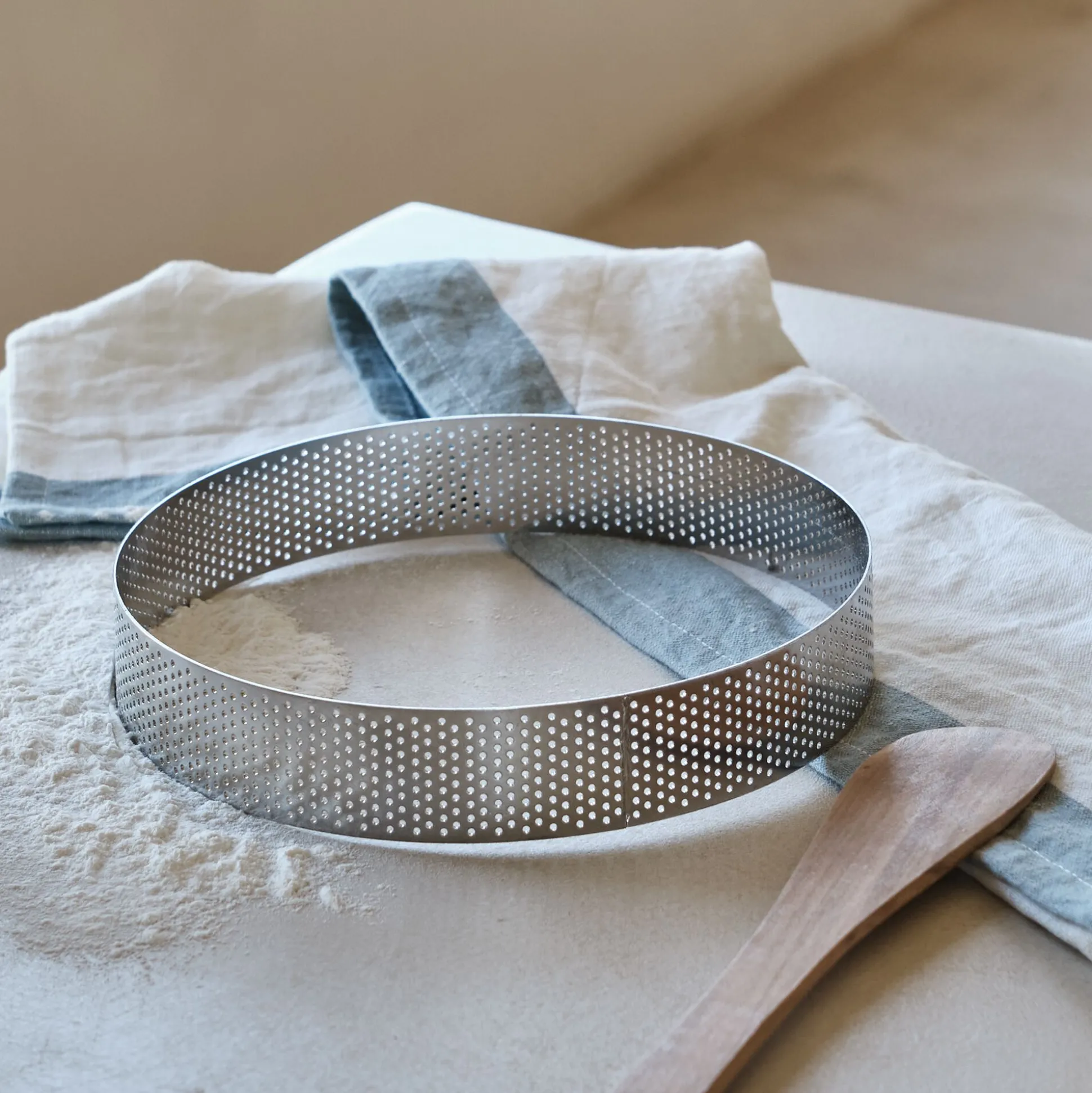 Cercle de cuisson perforé en inox D20cm - argenté