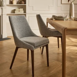 Chaise de repas en tissu bouclette rasé - gris clair