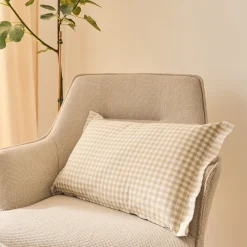 Coussin à carreaux en coton finition volant 30x50cm - beige