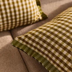 Coussin à carreaux en coton finition volant 30x50cm - marron