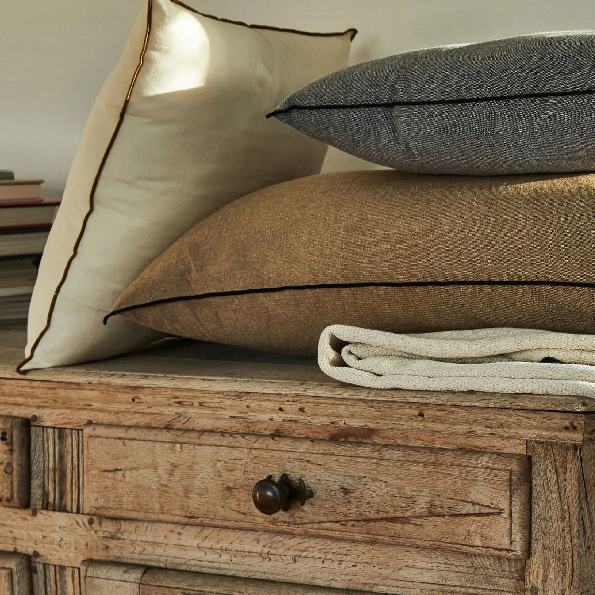 Coussin à liseré en coton - beige 45x45cm