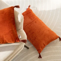 Coussin à pompons en velours 30x50cm - brun rustrel