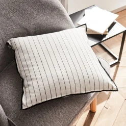Coussin à rayures brodées en coton 45x45cm - noir et blanc