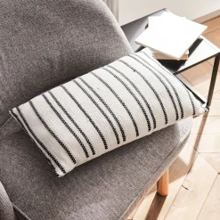 Coussin à rayures brodées en coton 30x50cm - noir et écru