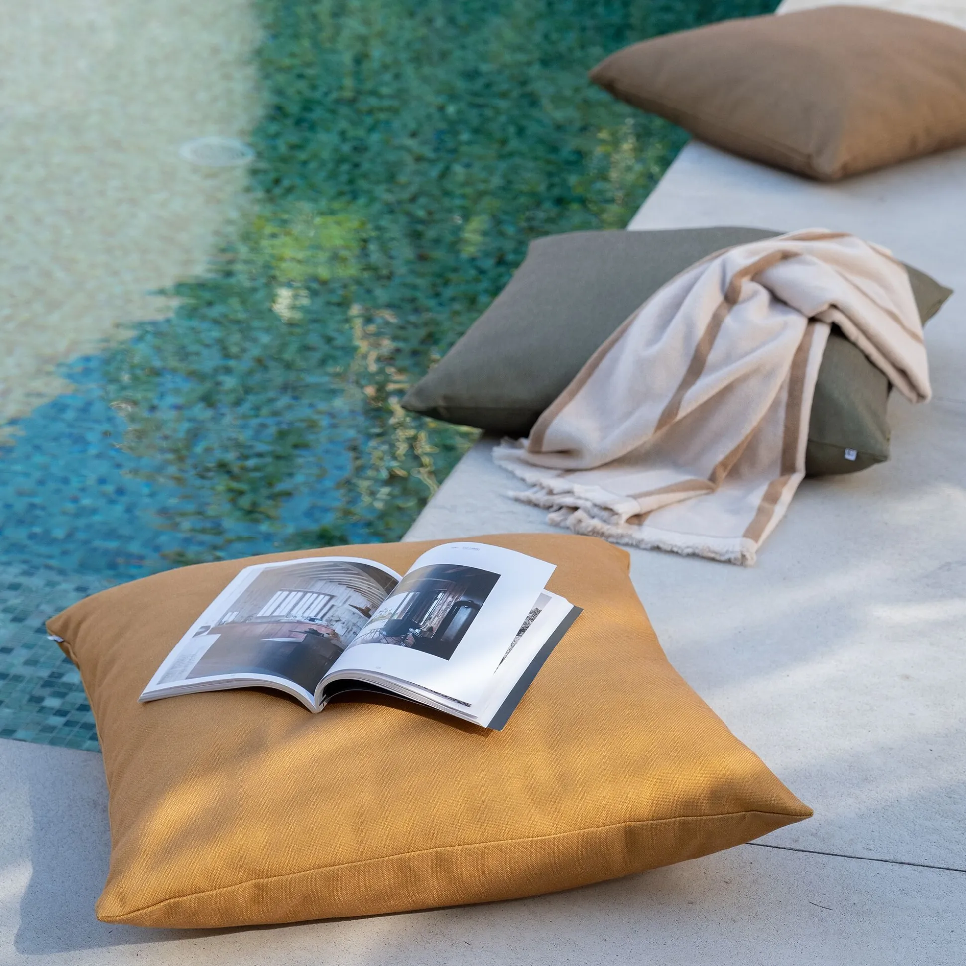 Coussin de jardin en tissu - jaune argan 70x70cm