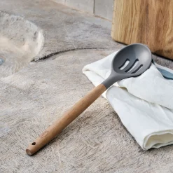 Cuillère ajourée en bois et silicone - brun terre ombre