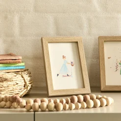 Illustration encadrée motif Sarah en robe bleue 12x17cm - bois clair