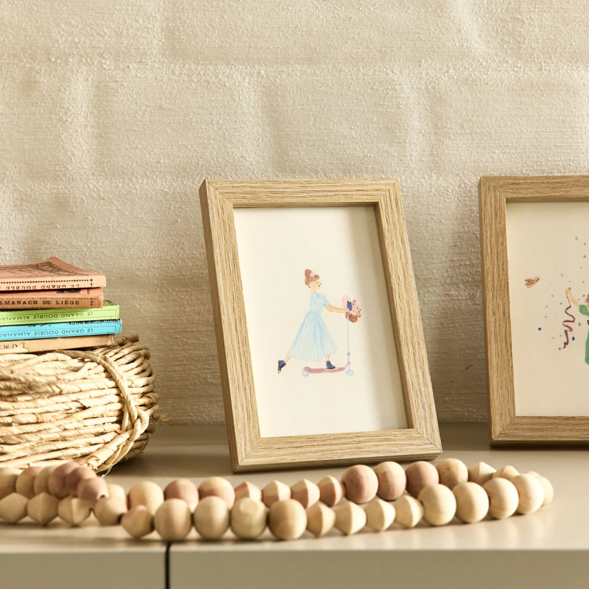 Illustration encadrée motif Sarah en robe bleue 12x17cm - bois clair