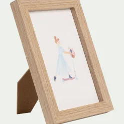 Illustration encadrée motif Sarah en robe bleue 12x17cm - bois clair