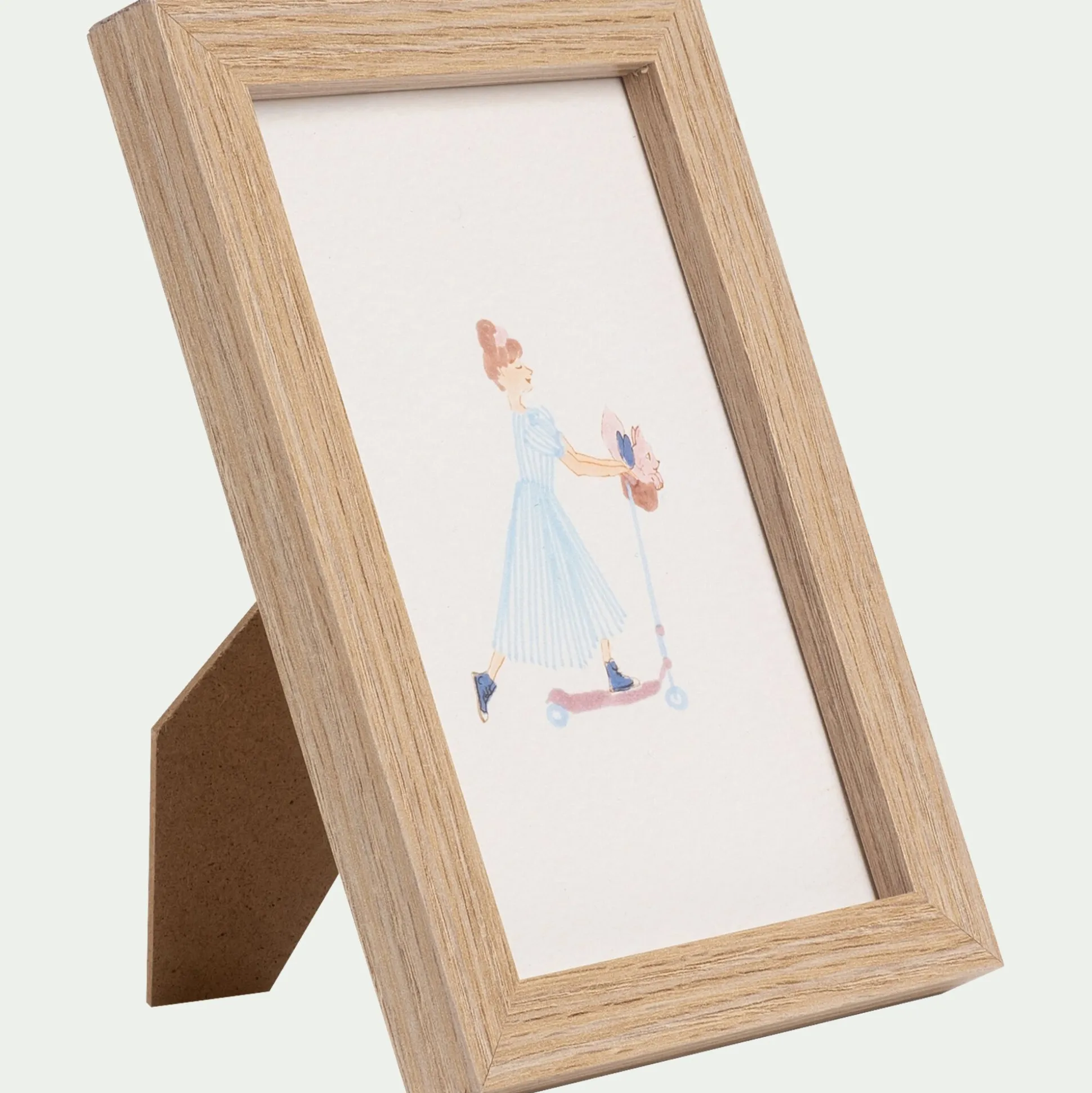 Illustration encadrée motif Sarah en robe bleue 12x17cm - bois clair