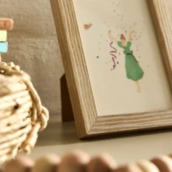 Illustration encadrée motif Sarah en robe verte 12x17cm - bois clair