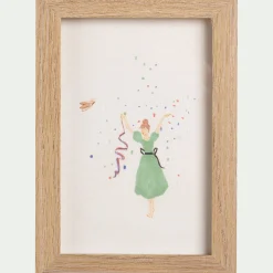 Illustration encadrée motif Sarah en robe verte 12x17cm - bois clair