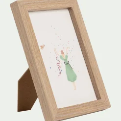 Illustration encadrée motif Sarah en robe verte 12x17cm - bois clair