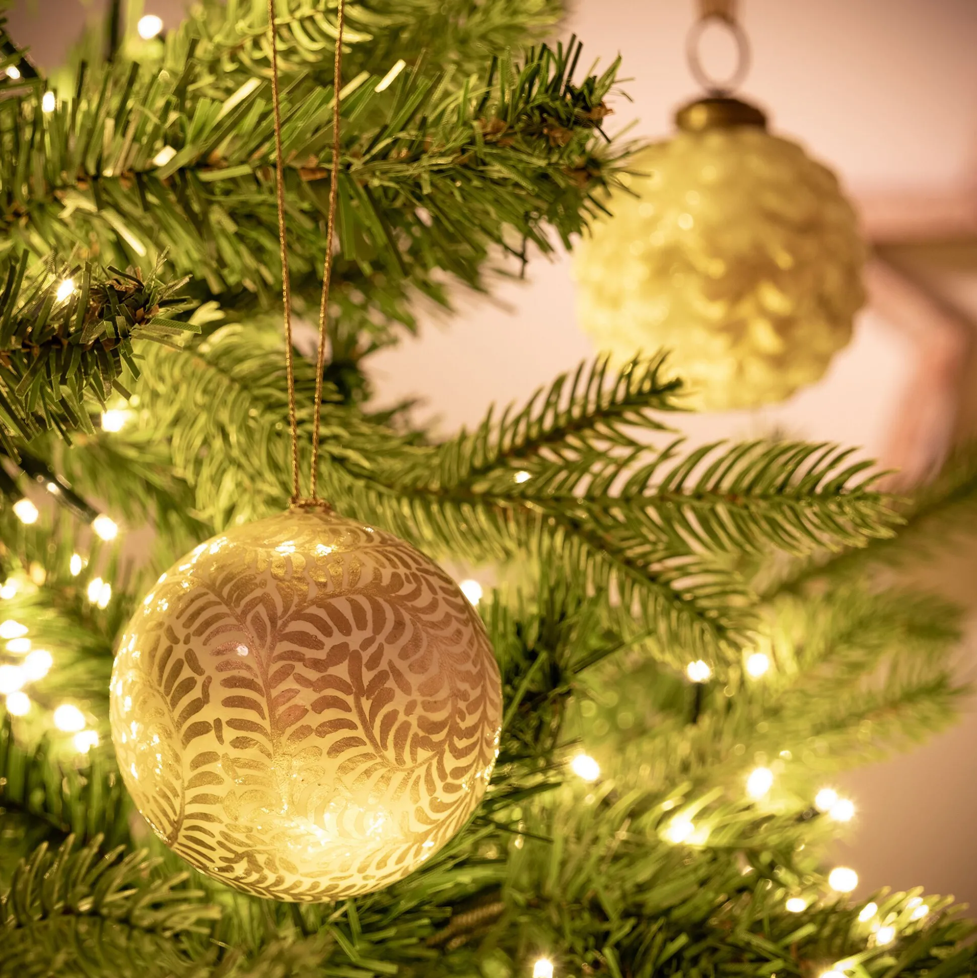 Lot de 6 boules de Noël en papier mâché motif végétal peint main D7cm - doré