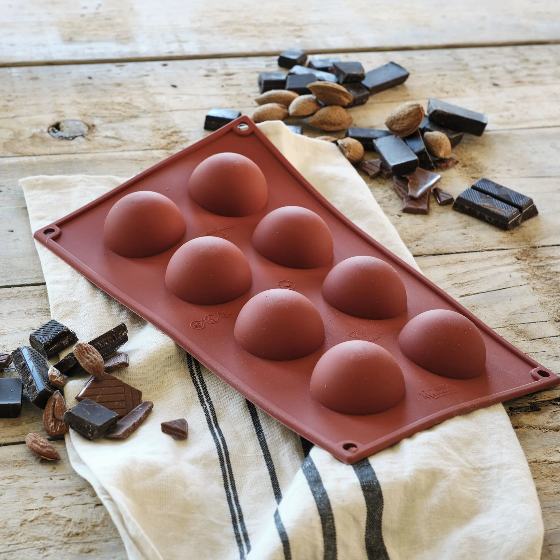 Lot de 8 moules demi-sphère en silicone platinium - marron