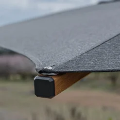 Parasol droit et sa base en aluminium effet bois 200x200cm - gris