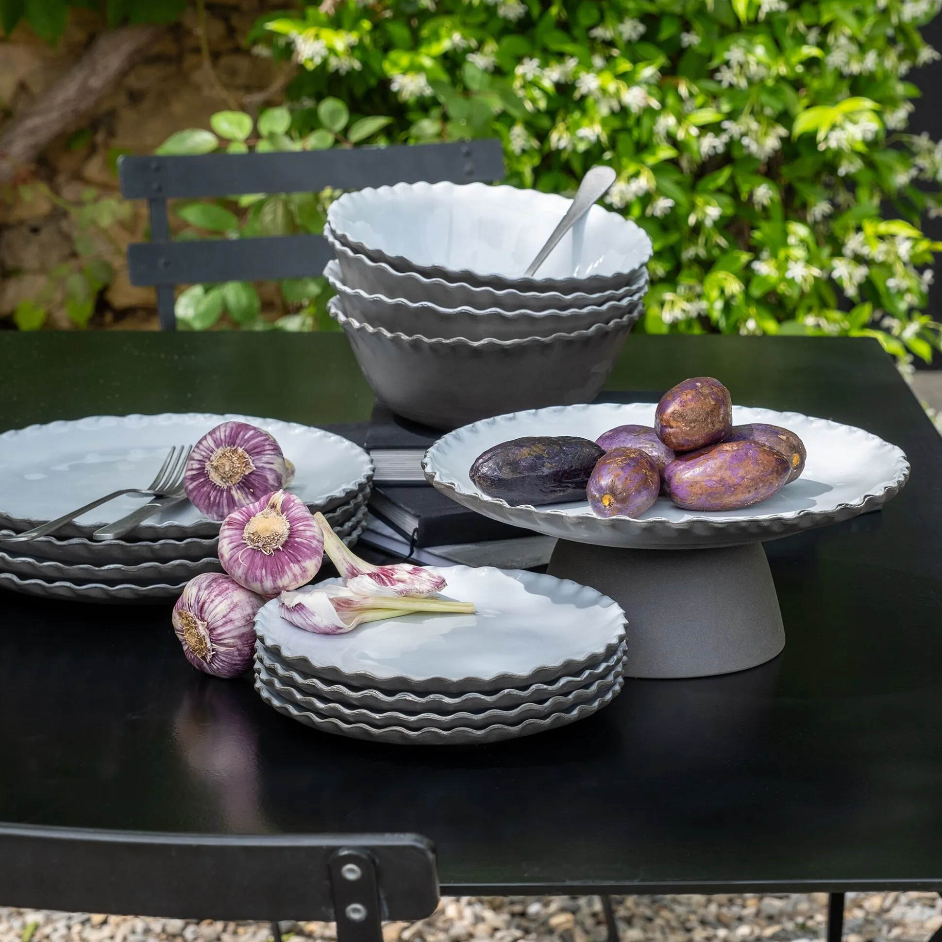 Plat de présentation sur pied en grès D28cm - noir