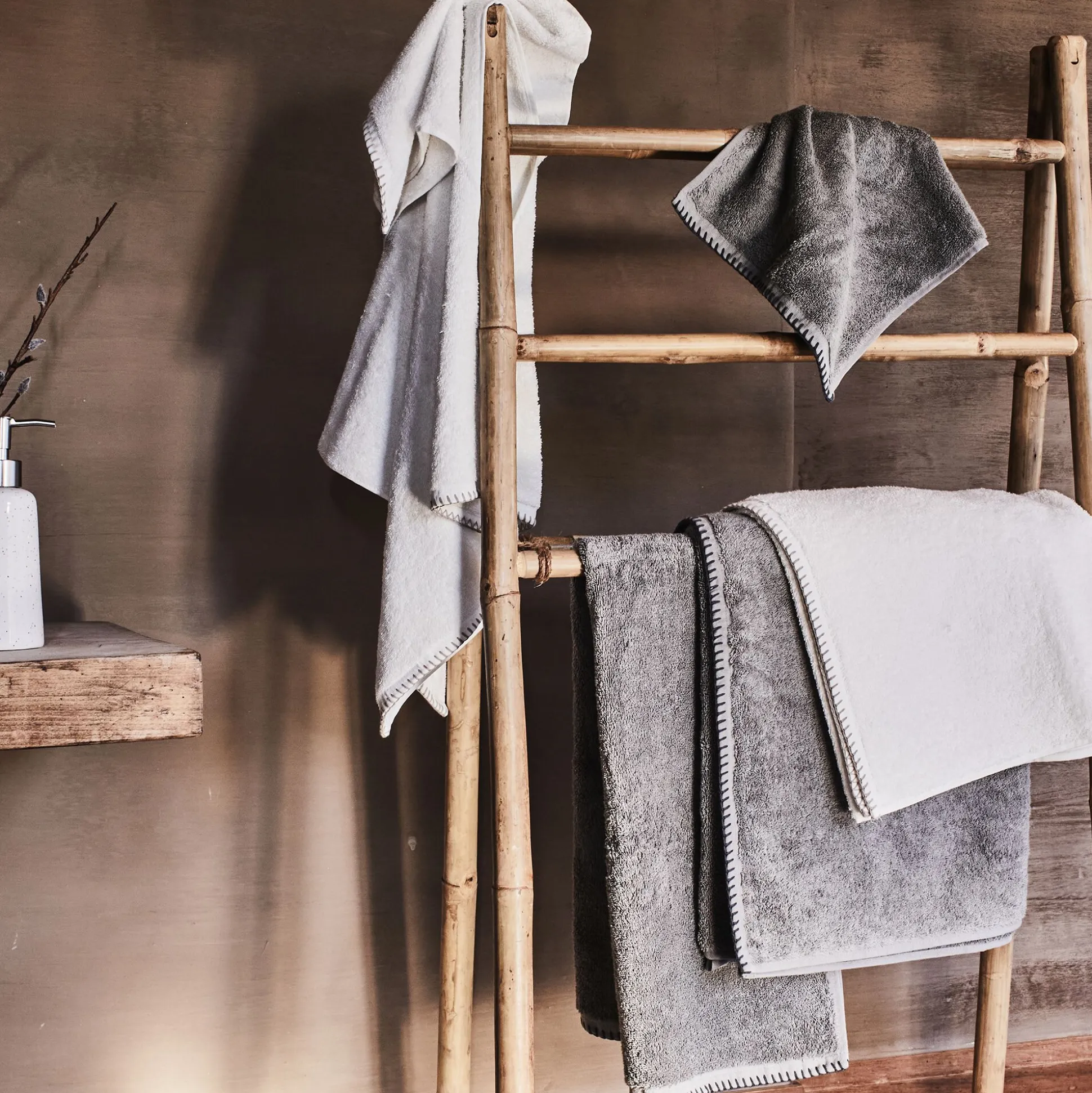 Porte serviettes en bambou - H130xl64 cm