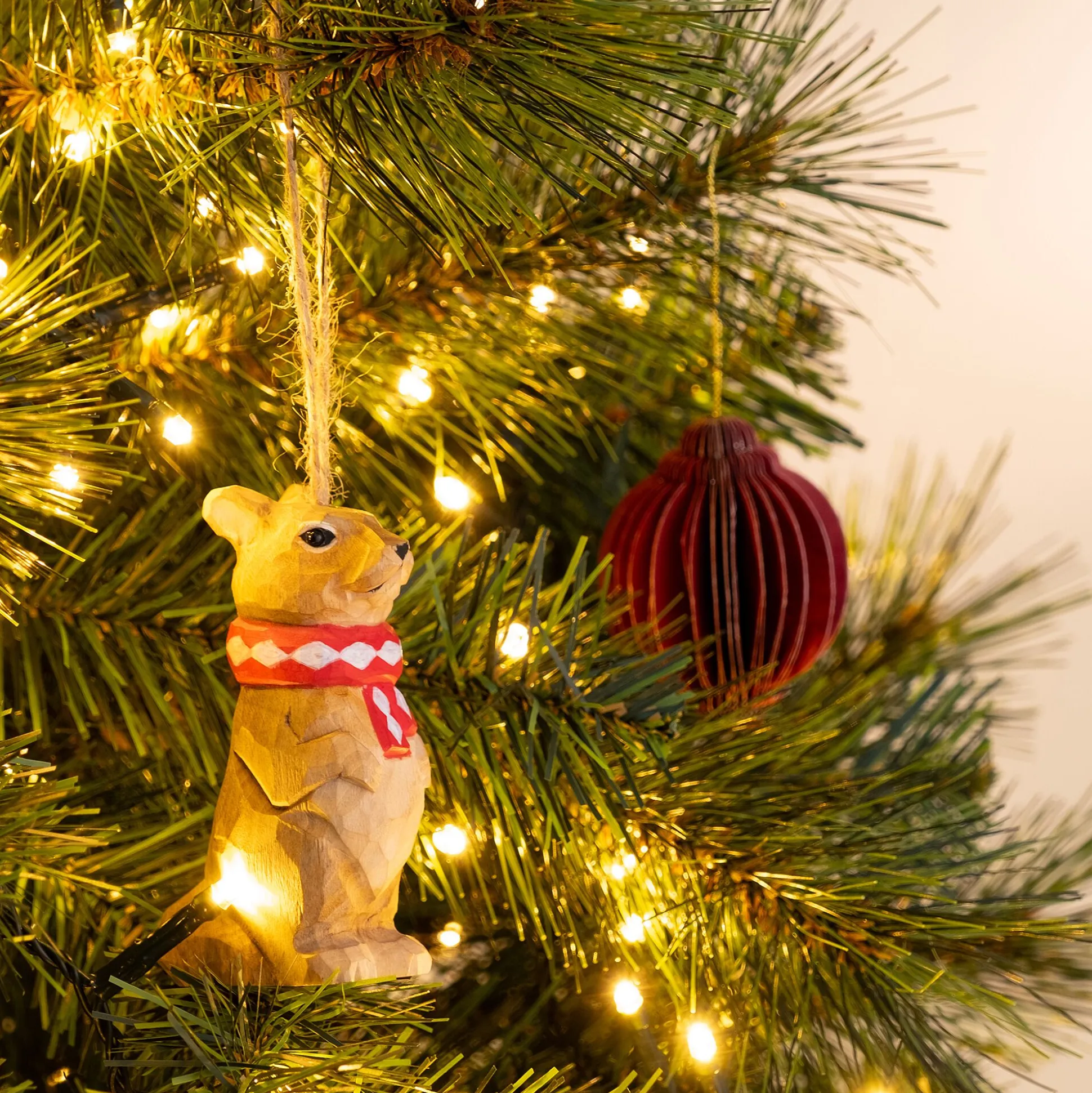 Suspension de Noël écureuil en bois H8,5cm - naturel