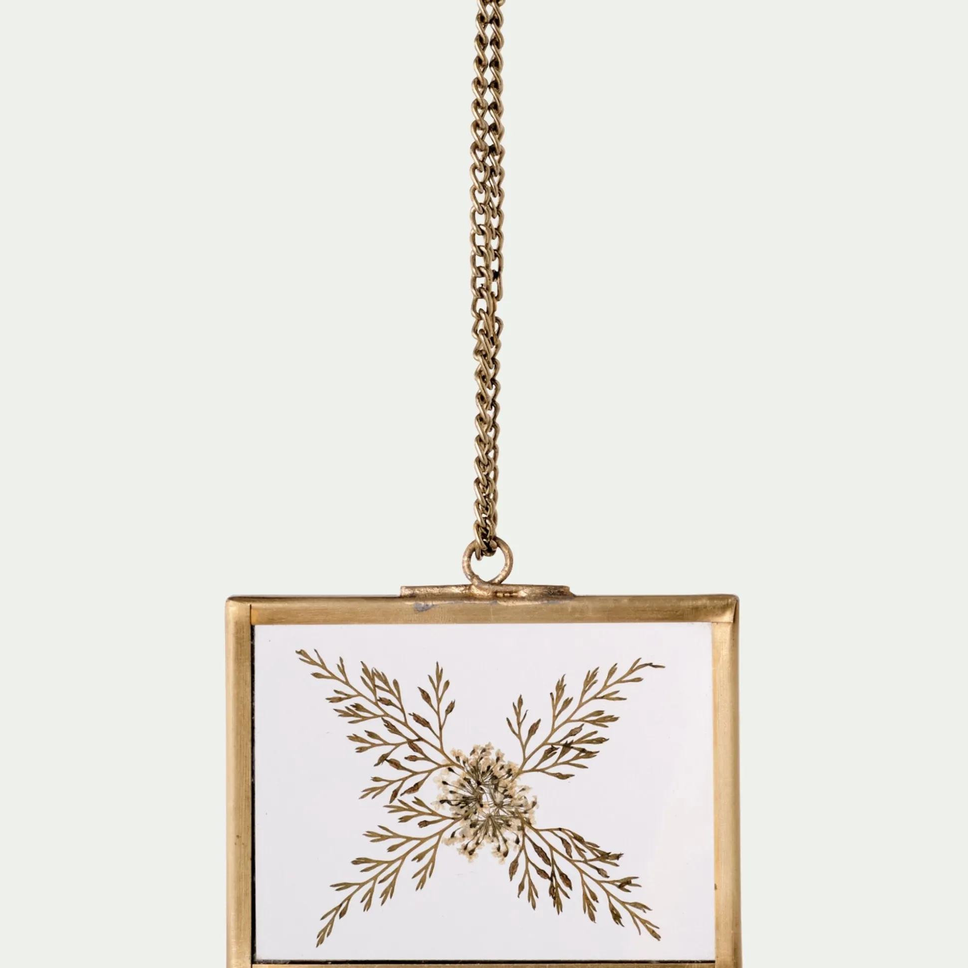 Suspension de Noël en verre et laiton avec fleurs séchées forme rectangulaire H5,50cm - doré
