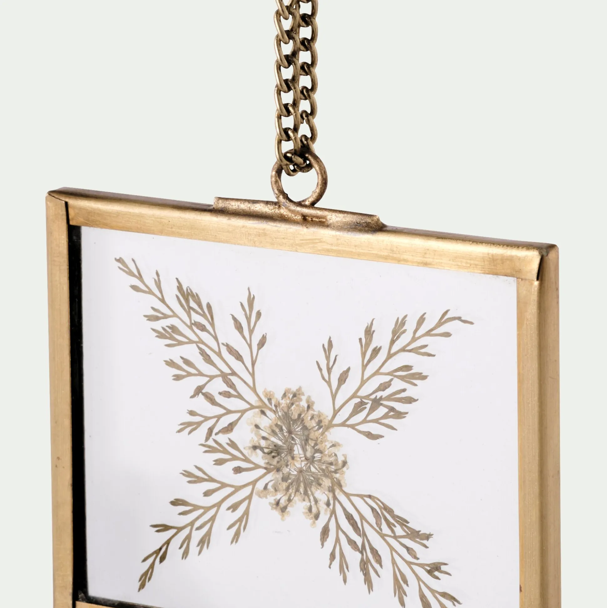 Suspension de Noël en verre et laiton avec fleurs séchées forme rectangulaire H5,50cm - doré