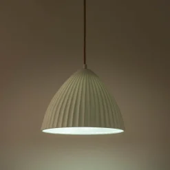 Suspension électrifiée en porcelaine striée D29,3cm - blanc