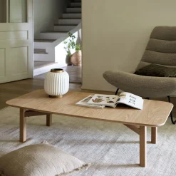 Table basse rectangle en plaqué chêne et piètement en chêne