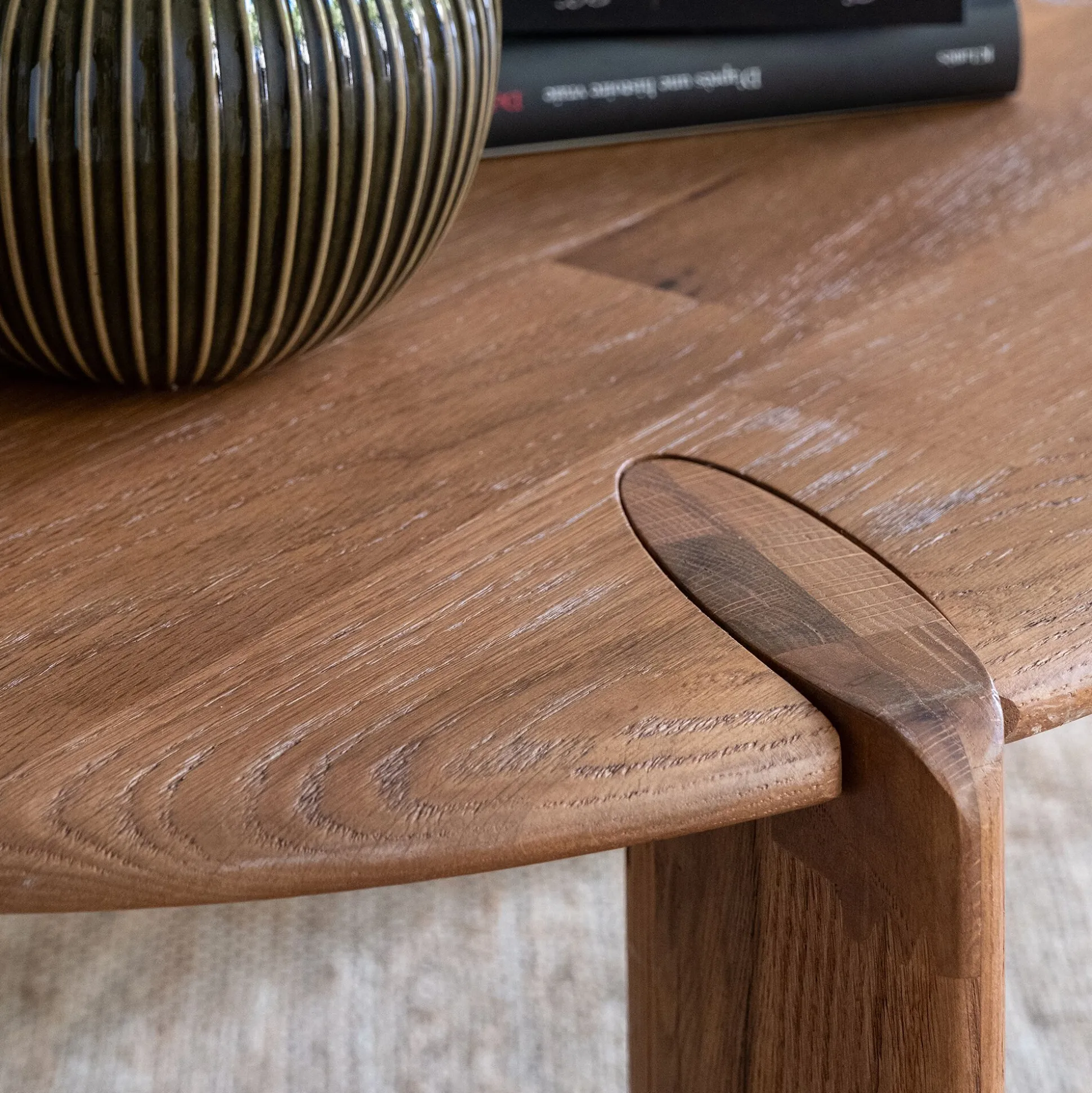 Table basse ronde en chêne massif D81cm - bois foncé