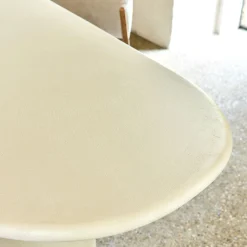 Table de repas organique en bois - blanc écru (8 à 10 places)